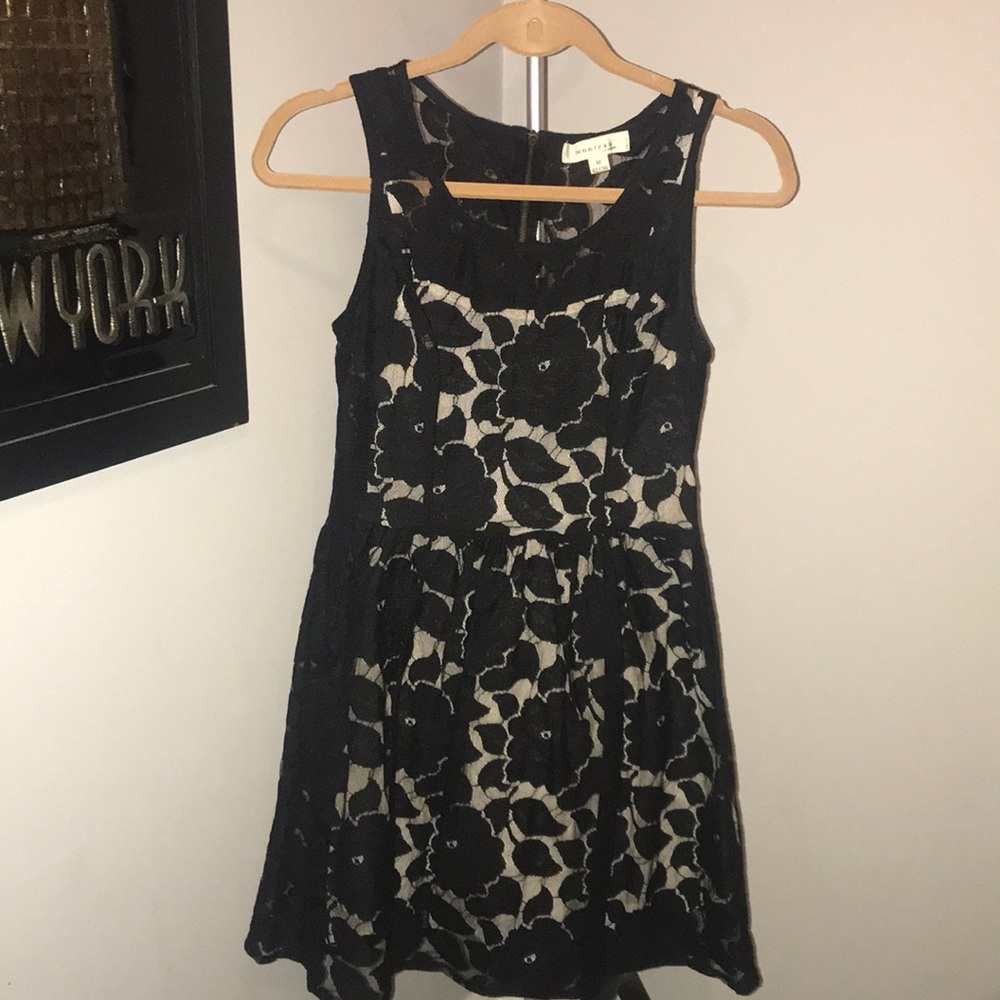 Flowered lace dress with beige undertone